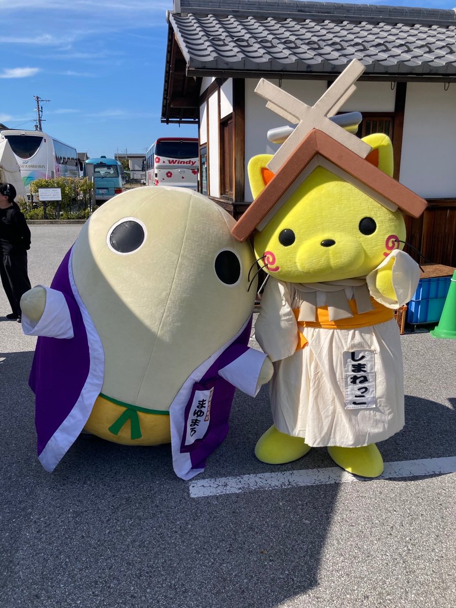 kyotomayumaro's tweet photo. 本日は『ご当地キャラ博2026』におでかけしてまいりましたです〜
ステージにキャラ茶会に大盛り上がりでしたです〜
しまねっこ、わるにゃんこ将軍とパシャリ〜♪
明日のおさんぽ等は下記の予定です〜
①9：00～
②10：40～
③14：35～ https://t.co/uQxjUlQeok