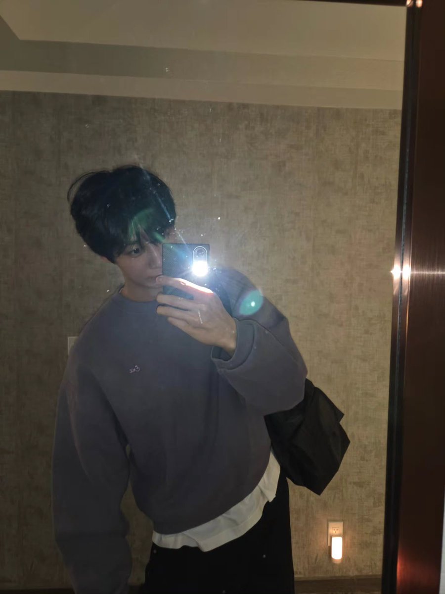 hyungwonspace's tweet photo. hyungwon instagram update 📷 (1/4)
#형원 #hyungwon #hw_instagram

🎧 fkj, colors • us - a colors show https://t.co/P5iQAyZGyo