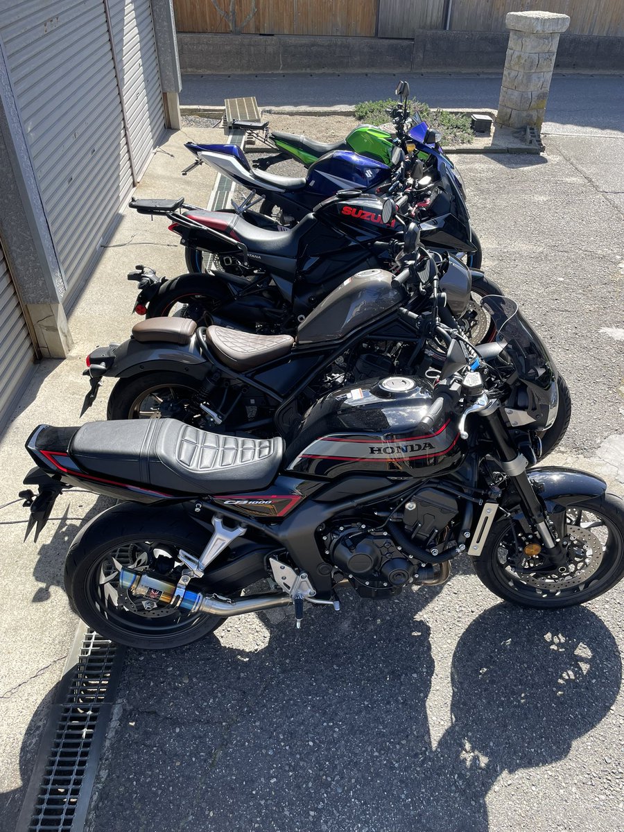 ariyan_s1000gt's tweet photo. 我が家のバイクの集合写真撮ってみた🤭
#CB1000F
#REBEL
#KATANA
#GSXR1000
#Z125PRO https://t.co/0JGf8P5aVC