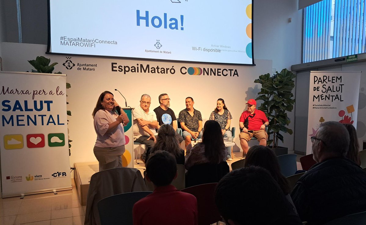 CareCityLab's tweet photo. Després d’una taula rodona on hem compartit experiències en primera persona, tanquem el dia amb la lectura del manifest i la il·luminació de color verd dels fanals de l’Ajuntament per donar visibilitat a la salut mental.💚
#TaulaSalutMental #MataróCiutatCuidadora https://t.co/sg3WfVgmeH