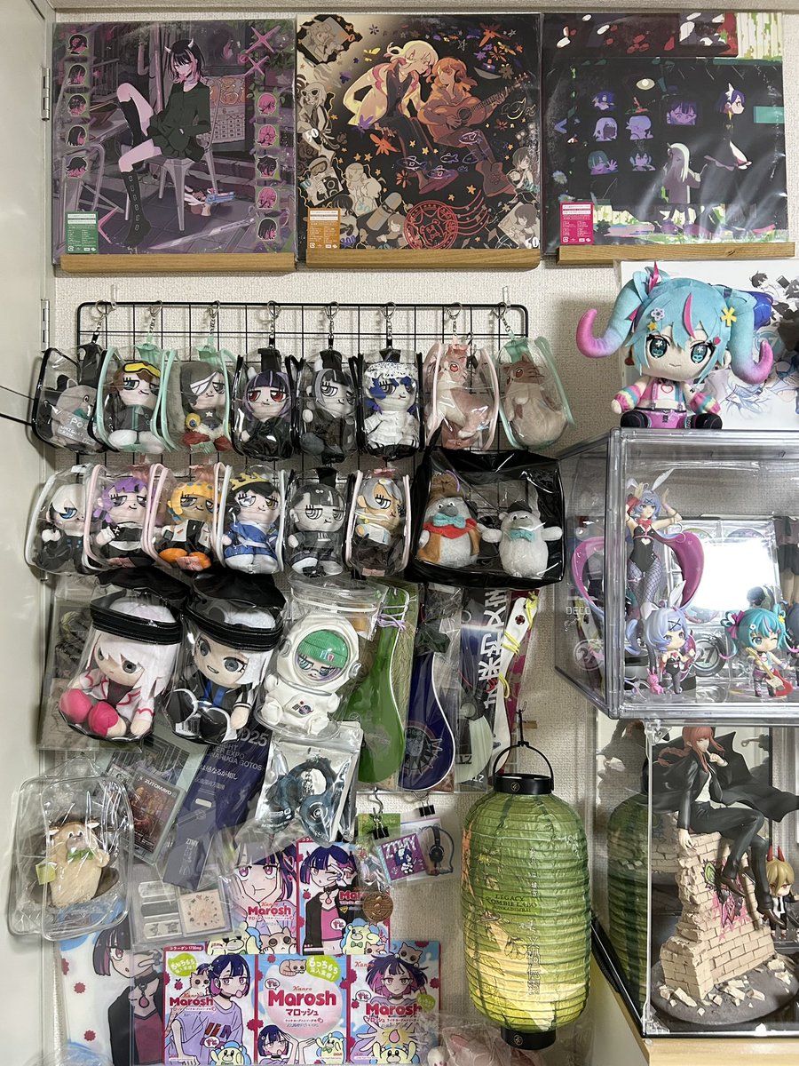 qImbVZoJAb9991's tweet photo. ずとまよに心奪われて2年位経ちました！
半年前と比較してもグッズが増えてごちゃごちゃしてきましたw https://t.co/qw4CV5POLj