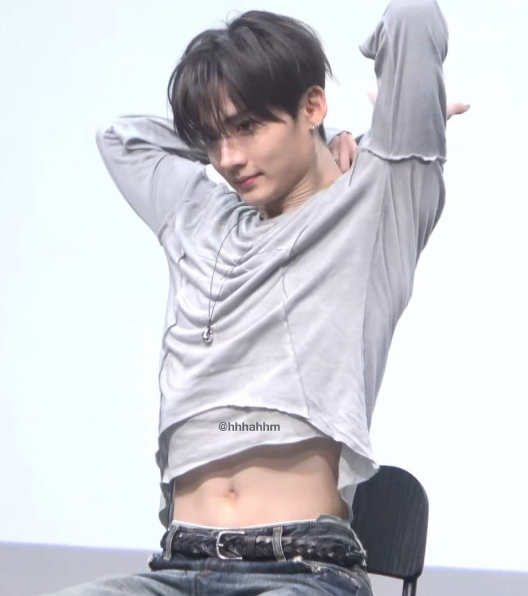 fukayomis's tweet photo. suddenly feeling shy about showing his tiny waist n tummy as if we dont have a billion historically documented times he strove to do that Alright https://t.co/PIlfNgQnFT