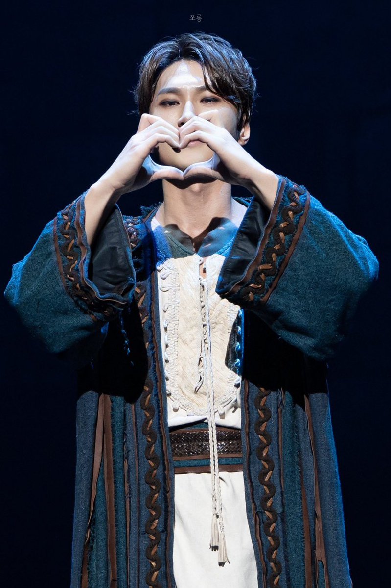luieunn's tweet photo. 팬들 보여준다고 고양이귀 연습해왔대 https://t.co/twTcoBLyh5