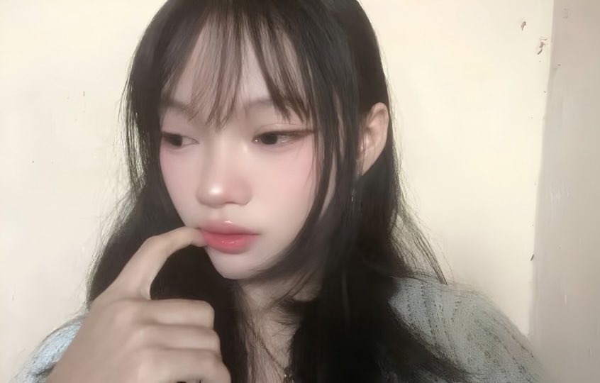 angeldontcares's tweet photo. freshly cut bangs 🩵🪽 https://t.co/xcTv3XDqK2