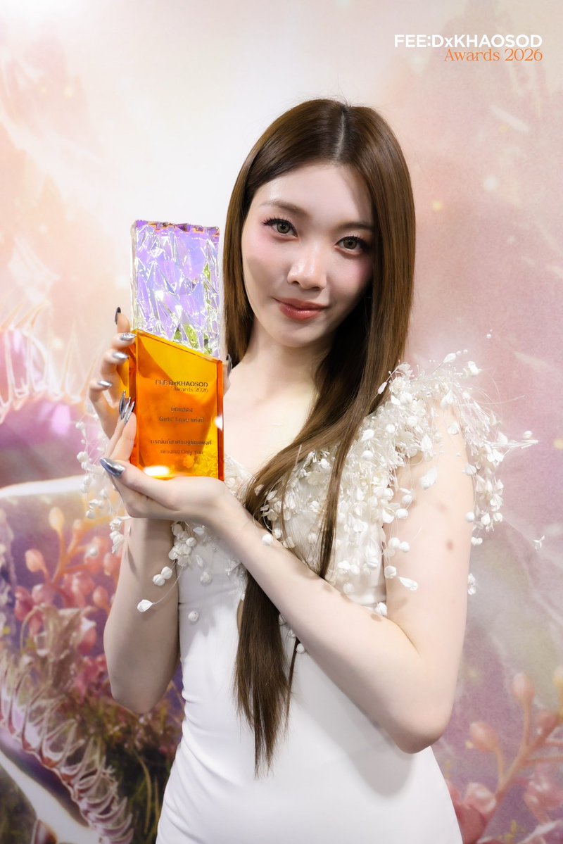 feed_4_future's tweet photo. ส่งมอบรางวัลถึงมือคนเก่ง “ออม กรณ์นภัส” หลังได้รับรางวัลนักแสดง Girl’s Love แห่งปี บนเวที FEED x KHAOSOD AWARDS 2026
.
#FEEDxKHAOSODAwards2026
#OrmKornnaphat
#ออมกรณ์นภัส https://t.co/aXNnGy1ZbM