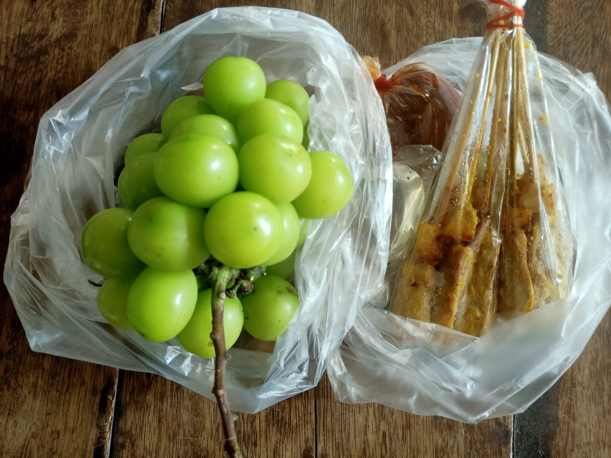TheSun_10pp's tweet photo. นางบอกต้นพร้อมดอกเดี๋ยวนี้เขาจ่ายดอกเป็นของกินแล้วหรอเนี้ย เอาๆ55 https://t.co/nridAZR11X