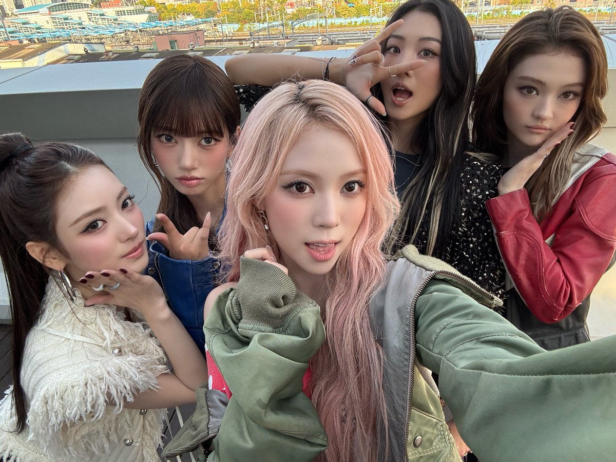 MEOVV_talk's tweet photo. [📸] 261017 #MENOVV

MBC 쇼! 음악중심 🎮🩷💙

#MEOVV #미야오
#GOHARD #MEOVV_GOHARD
#THEBLACKLABEL #더블랙레이블 https://t.co/sbTkHw6XeP