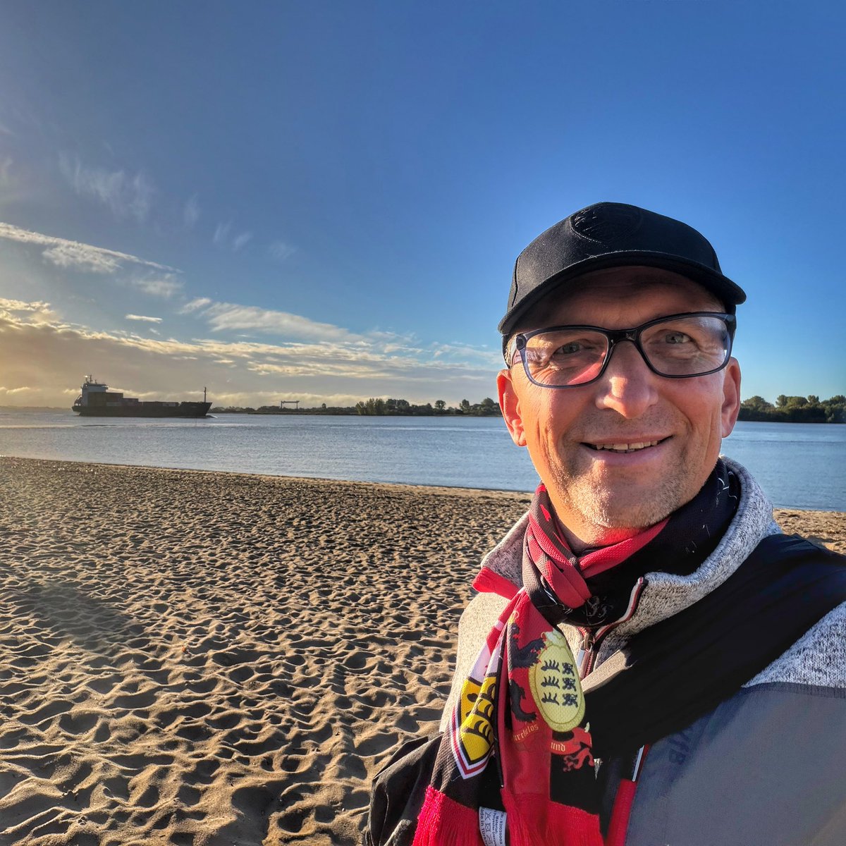 dersee's tweet photo. Jetzt noch ein Fischbrötchen zum Frühstück, dann noch eins zum Mittagessen, und dann den leckeren Zwiebelgeschmack mit Bier runterspülen. #VfB #HSVVfB kann man machen. https://t.co/0ydSTAPm4K