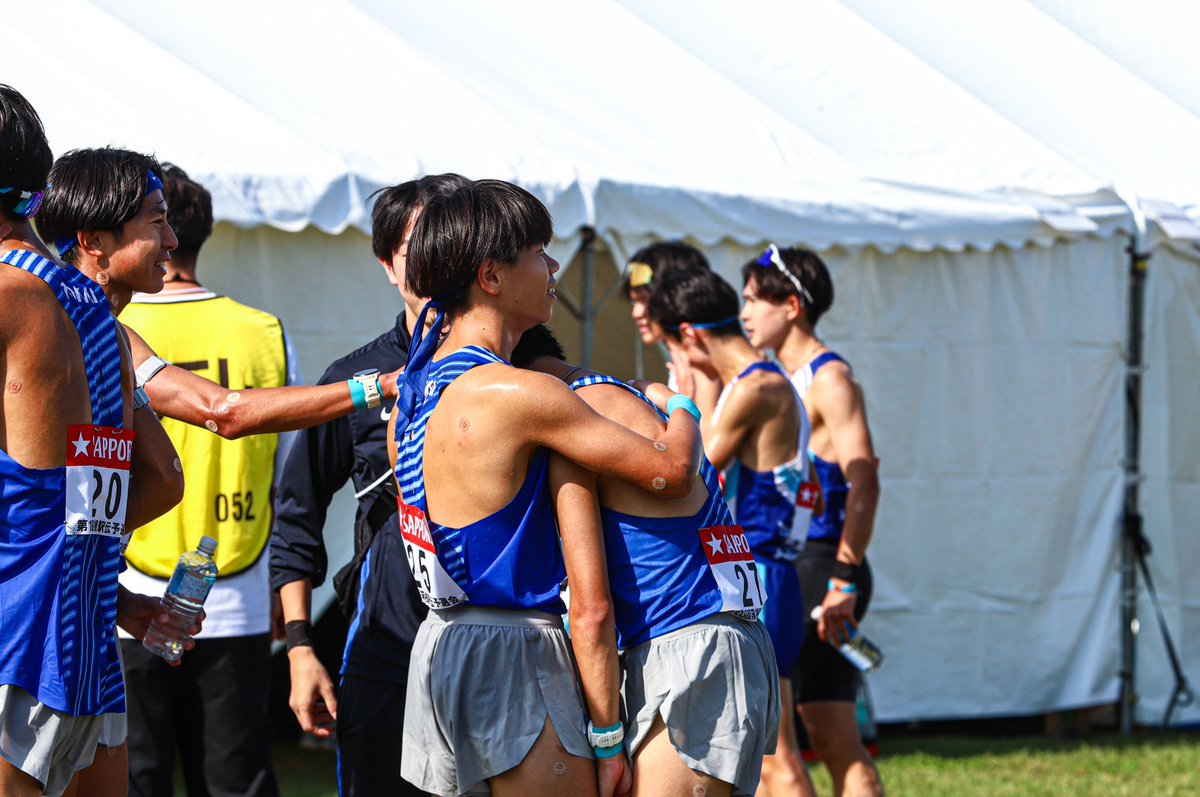 NMCDTK0805's tweet photo. #箱根駅伝予選会 

ゴール後待機所に戻ってきた平井くんを「ほんとにありがと！！あれのおかげで前に出る勇気が出たよ！！」という言葉と共に迎えた脩くんと同期として称えながら労る純平くん。ライバル視しながらも支え合って走った主力ズ、めちゃくちゃいい絆😭✨

#東海大学 https://t.co/Rgx4bxafXp