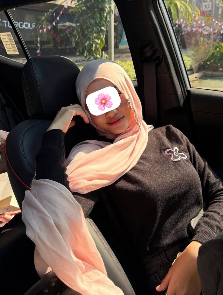 afiqahsyiraa's tweet photo. Random selfie in car mood, bunga cover muka sebab malu nak tunjuk full face😄🌸 https://t.co/rgtukALrQ7