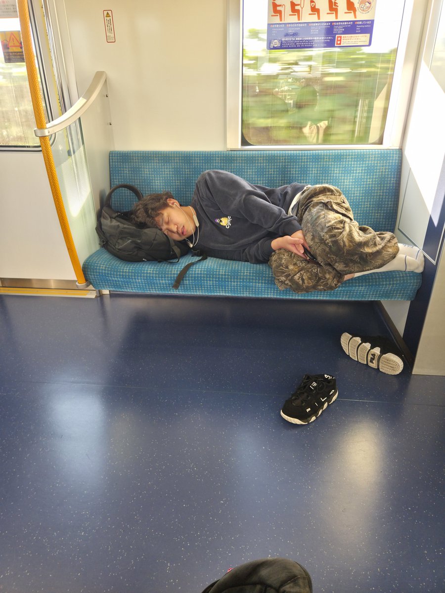 XXREXr7pKfdZAIO's tweet photo. 今朝７時15分の、とある路線の電車内。

この直後の駅で乗ってきた女子高生グループが、こいつの靴をその次の駅にて、ホームへ蹴り出してたw 

グッジョブ、だと心中で少しだけ思ったw

このバカ、目が覚めると、自分の足元はもちろん、枕にしていたリュックの中まで探したあげく、裸足で下車 ^^v https://t.co/QQrIVxVKwD