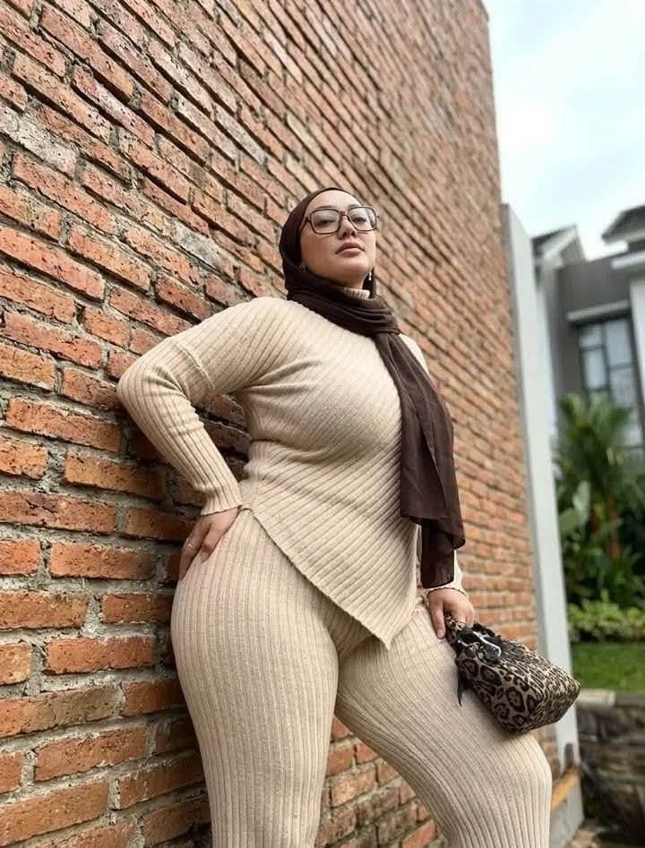 BaitLendirdua's tweet photo. Bu Santi mukanya kontol bgt 🥵 https://t.co/519U5AiRaI