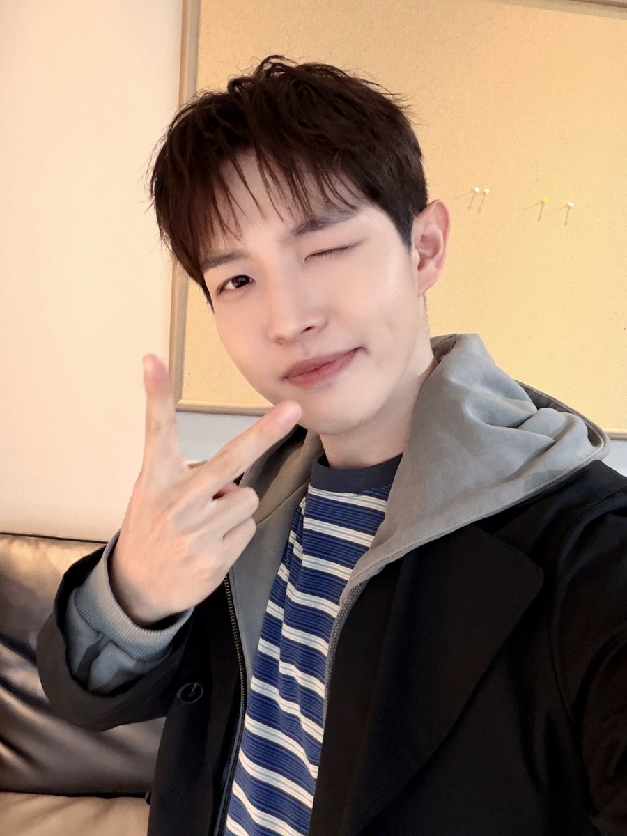KJH_officialtwt's tweet photo. [📸] 2026.10.17 MBC <쇼! 음악중심>

#김재환 #KIMJAEHWAN 
#Love_From_Here https://t.co/H2rF3AiSP4
