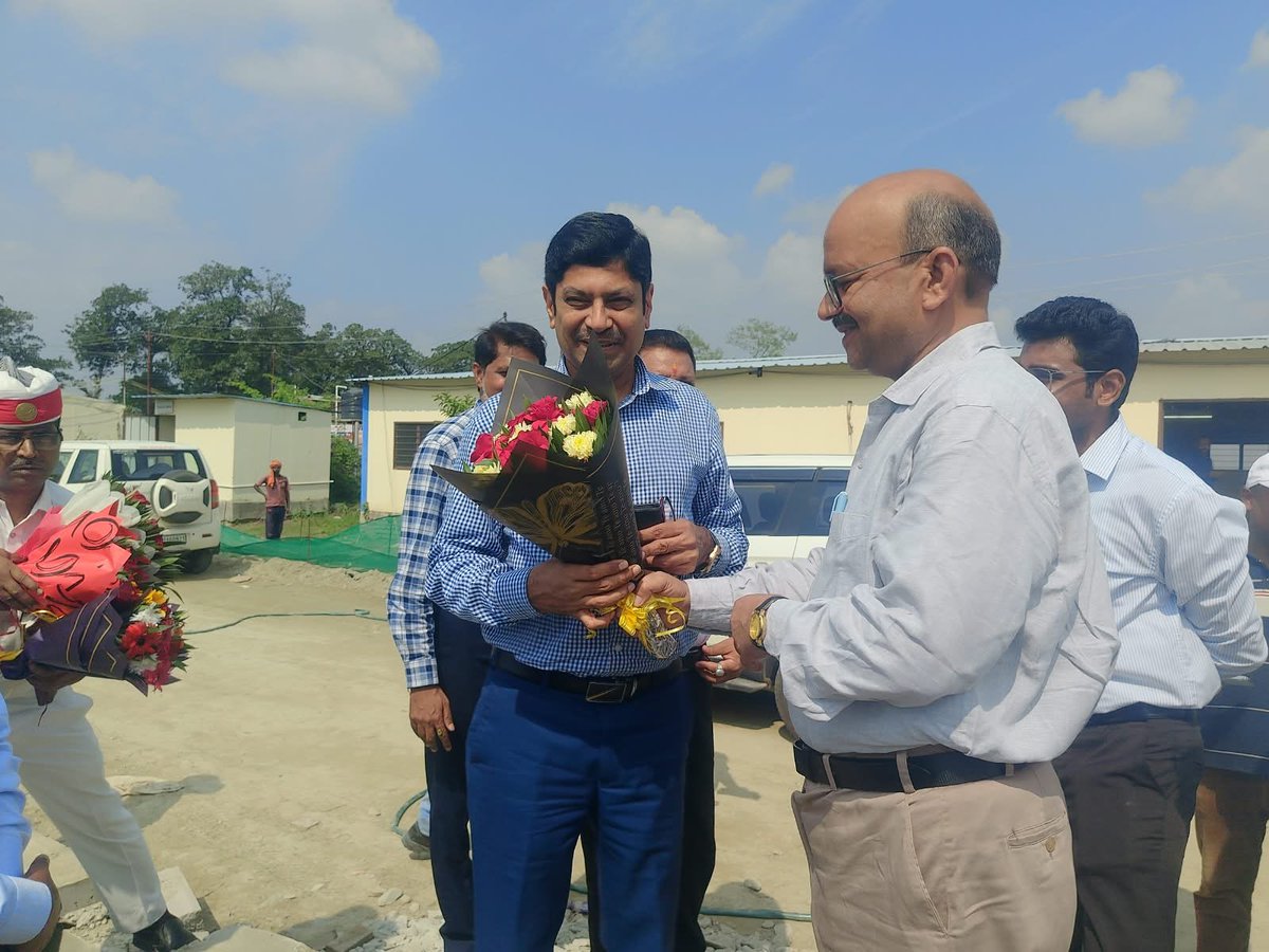 dm_kushinagar's tweet photo. प्रमुख सचिव उत्तर प्रदेश शासन कृषि विभाग ने कुशीनगर में निर्माणाधीन कृषि विश्वविद्यालय का निरीक्षण किया। अधिकारियों एवं कार्यदाई संस्था से निर्माण कार्यों के प्रगति की जानकारी प्राप्त कर अगले 15 दिन के अंदर विश्विद्यालय के प्रवेश द्वार,हॉस्टल, क्लॉस रूम, सेमिनार हॉल, बाउंड्री वॉल एवं अन्य महत्वपूर्ण कार्यों को पूर्ण करने के निर्देश दिए।

@ChiefSecyUP @CMOfficeUP @UPGovt @InfoDeptUP