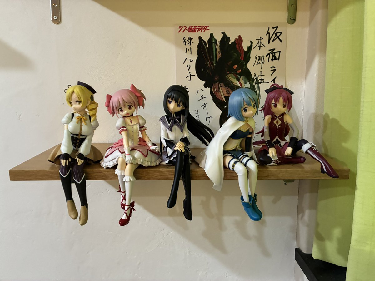 anomalocarimonn's tweet photo. 好きなものに囲まれるのって気分良いんだよなぁ
でもまどマギのフィギュア立たないタイプだったから今まで置いてたエアリアルと仮面ライダーとピストルには悪いけど位置を変えてもらった
地味にデジモンコーナーがぴったり収まったのがマジで嬉しい https://t.co/MGVoV3sivr