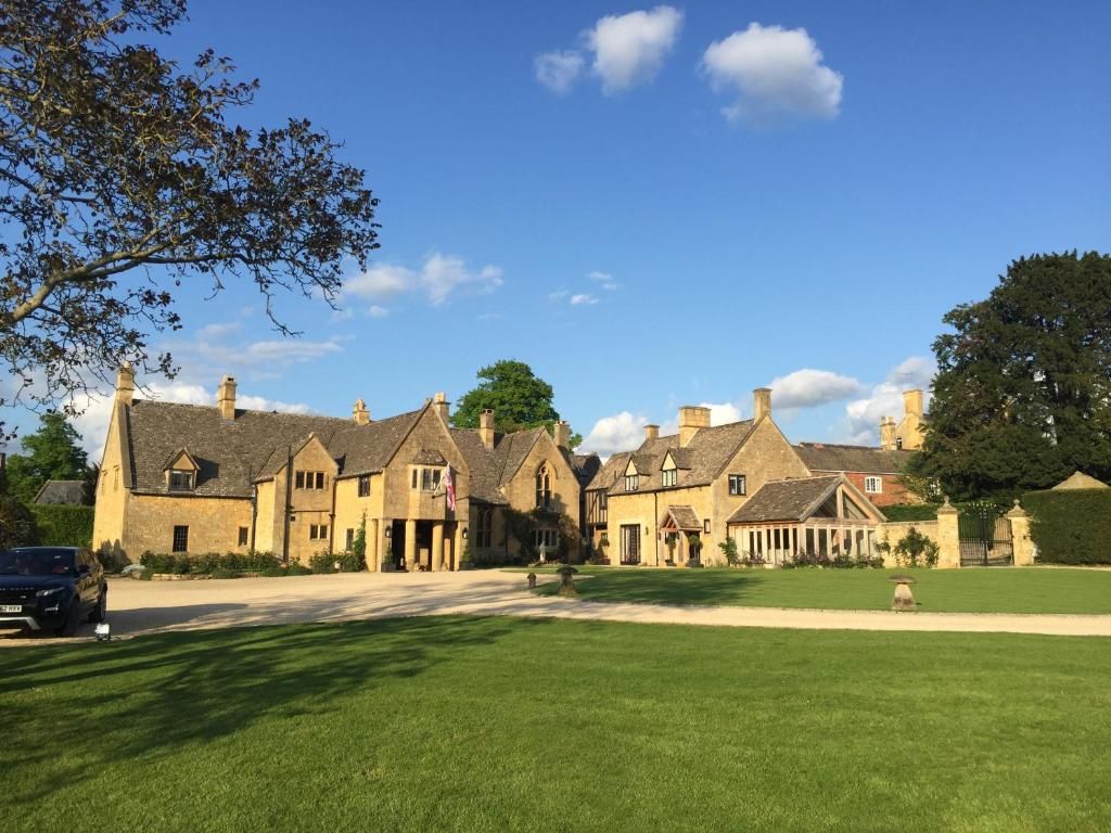 GoodHotelGuide's tweet photo. For lovers of art and history, Abbots Grange is the Taee family's adults-only B&amp;B in parkland. Built in the 14th century for the Abbot of Pershore, it deserves every one of its five stars.  

https://t.co/iFQHl9uAA9

#GoodHotelGuide https://t.co/9genxggFE8