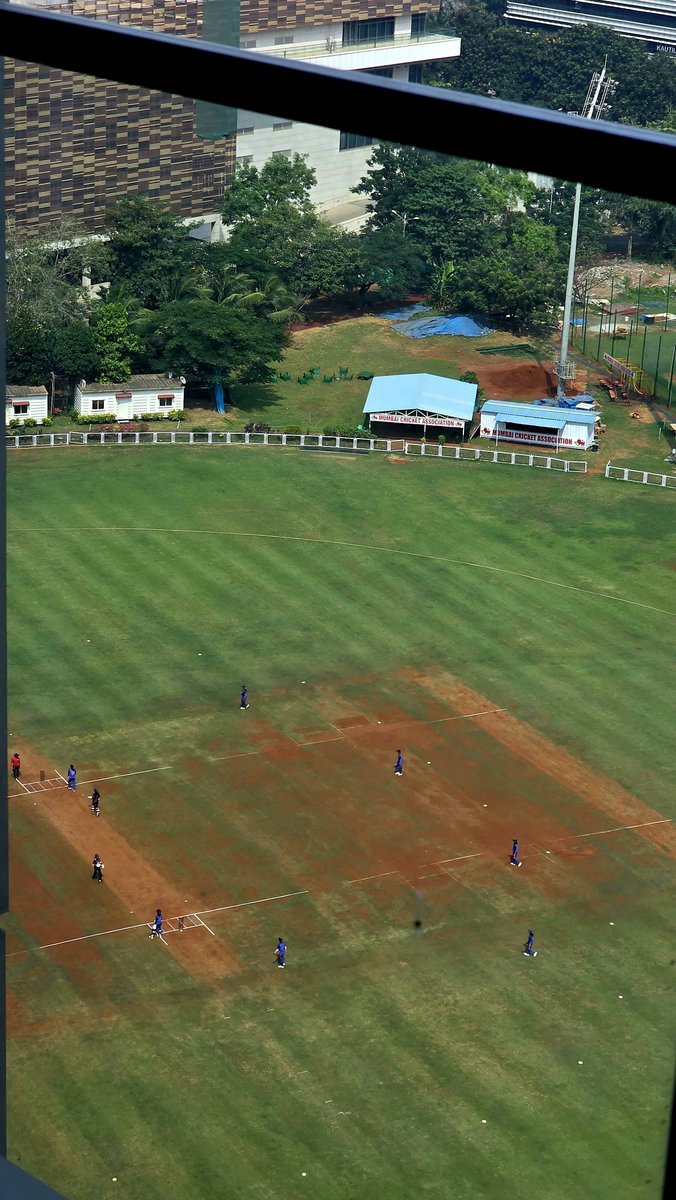 RajivAluri's tweet photo. Mumbai lo workplace opp lo MCA ground. Looks like some local league is going on. Free Entertainment 😀 https://t.co/njlSj599OO