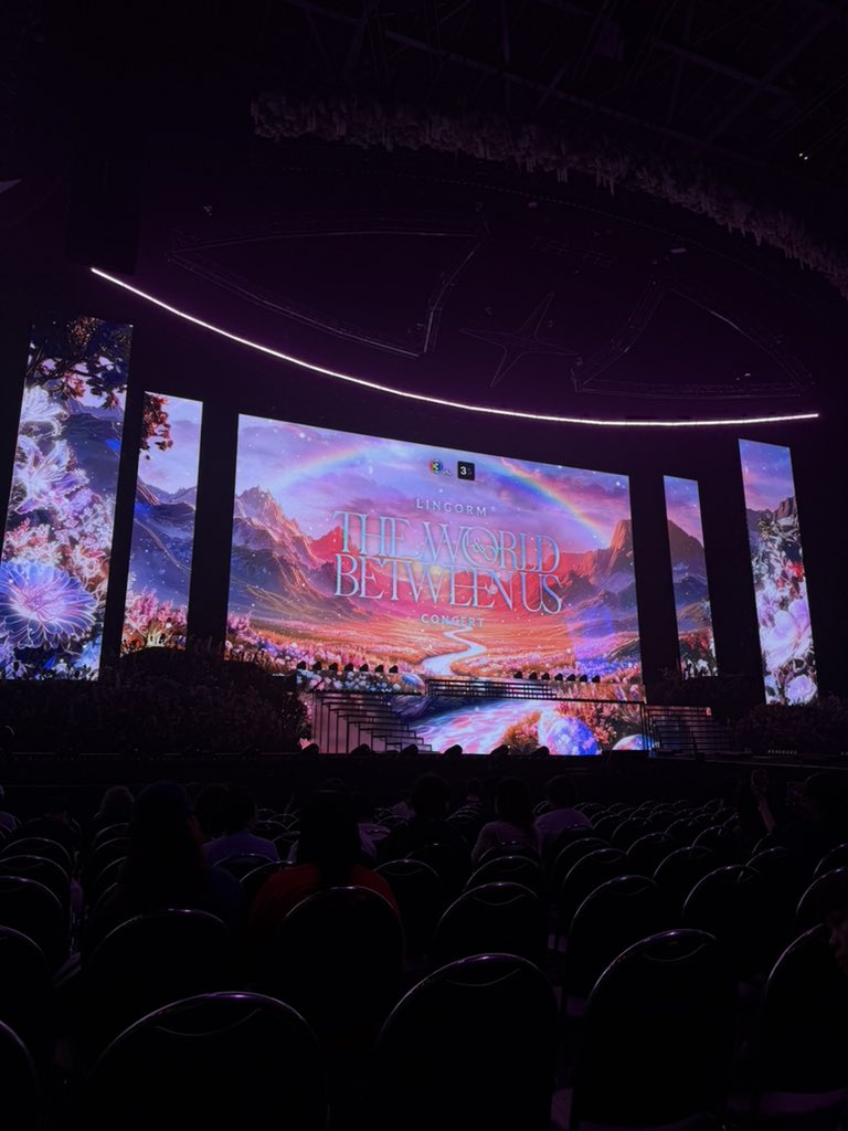 KMayaKwangbae's tweet photo. พร้อมแล้วค๊าบบบบบ (มือถือบงอีกอันไม่พอ😆

THE WORLD BETWEEN LINGORM D1 
#LingOrmBetweenUsConcertD1 https://t.co/s6ZsyHQmv7