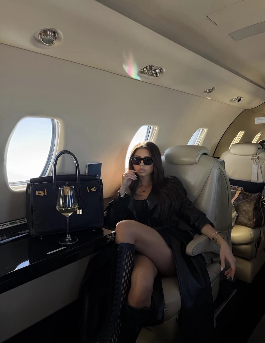 Diorgirlx's tweet photo. become the rich WOMAN https://t.co/8e4ruiRpN4