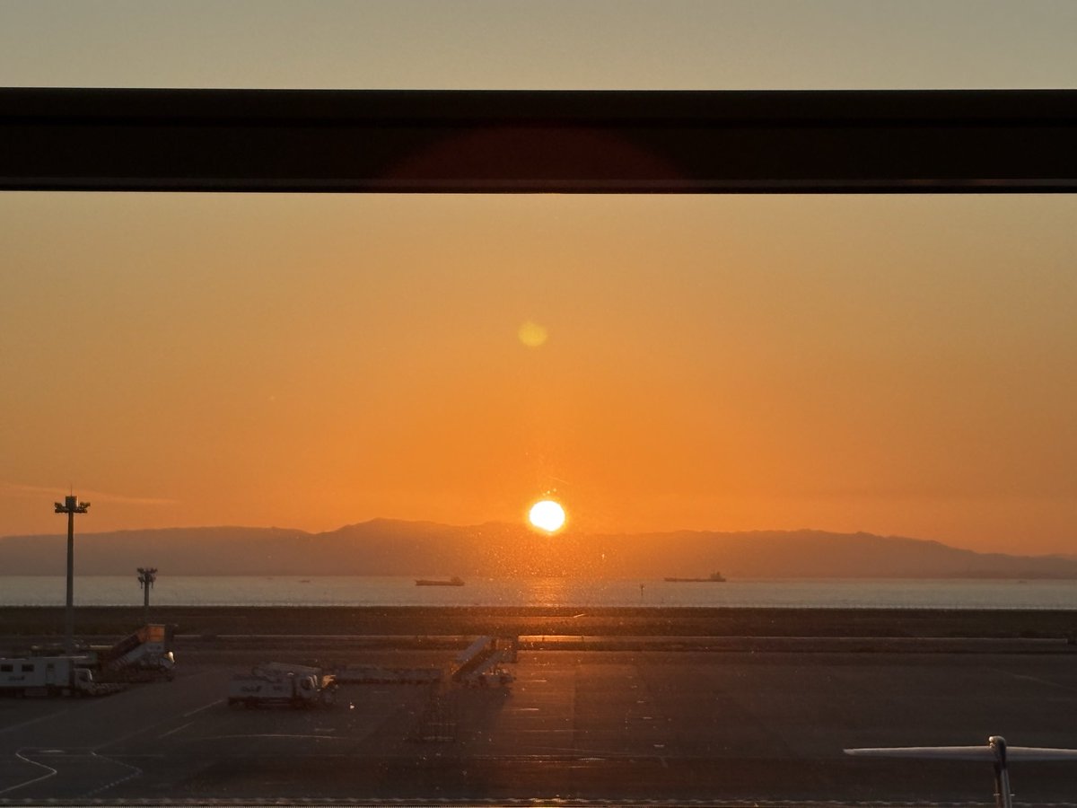cisco_kid_70's tweet photo. 間違えてセントレアに来ちゃった笑

長〜い旅だった最後に綺麗な夕日が見れました https://t.co/5kFGw3pVlk