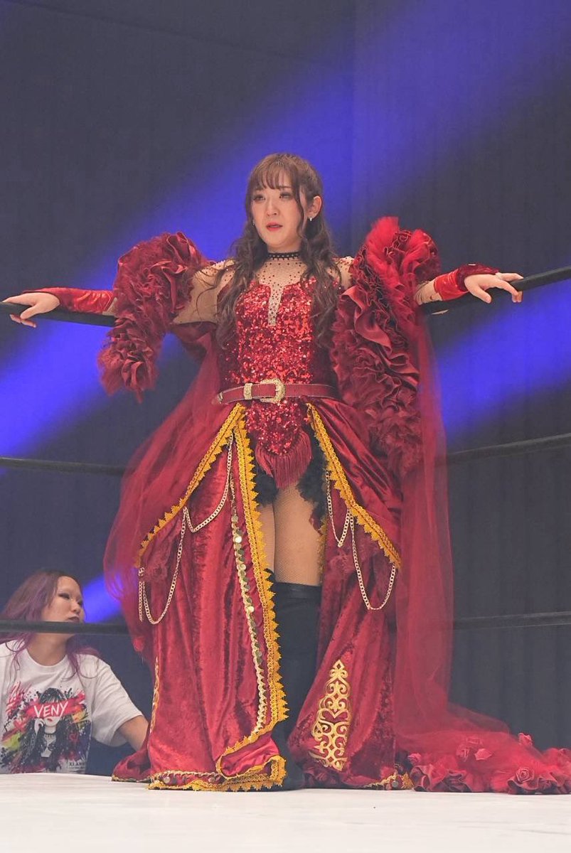 zacyuki's tweet photo. 絶対に努力を表に見せないし、本当に我慢強過ぎるくらいな子。
幼少期から何事もどんなに辛くても逃げずにストイックに頑張ってきたんだと思う。滅多に泣かないし、弱音も吐けばいいのに「なんかお涙頂戴みたいでイヤ」っていつも言う。派手で華やかに見えるけど中身は私の辞書にない繊細な思考と感情とこだわりや感性がびっしり。そんなこいつが入場で涙した理由は何冊の本にしてもまとめきれないと思うけど、その姿はすっごく美しくておそらく涙を試験管に集めて飲んだら数世紀前まで若返るはず。VENY！改めて11周年おめでとう！引き続き不死身の魔女の様に華麗にリング中を舞い続けてね💋

#多分この写真も気に入ってはない