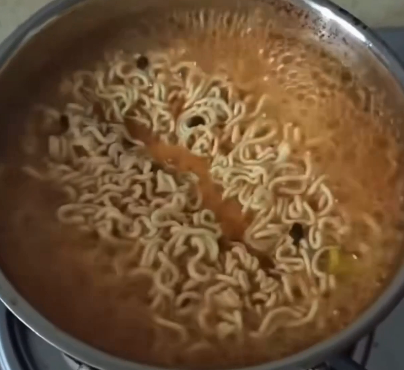 Phumzil50058855's tweet photo. ラーメン作ってたら途中から
麺の間に謎の物体浮いてきて一気に食欲なくなった😿

最初は気にしなくていいやつかと思ってたんだけど

見れば見るほど何なのか分からなくなってきた
これそのまま食べて大丈夫なやつ？ https://t.co/3sQ01ZNvLy