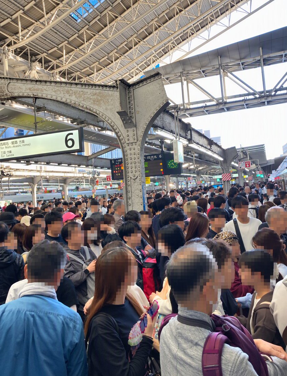 jrwest_kinki_a's tweet photo. 【大阪駅 混雑状況 17時00分現在】
なにわ淀川花火大会開催に伴い、大阪駅５・６番のりばは大変混雑しております。
ご乗車までに時間がかかります。予めご了承ください。
#なにわ淀川花火大会　#大阪駅混雑　#塚本駅混雑 https://t.co/LgM7U8NDw4