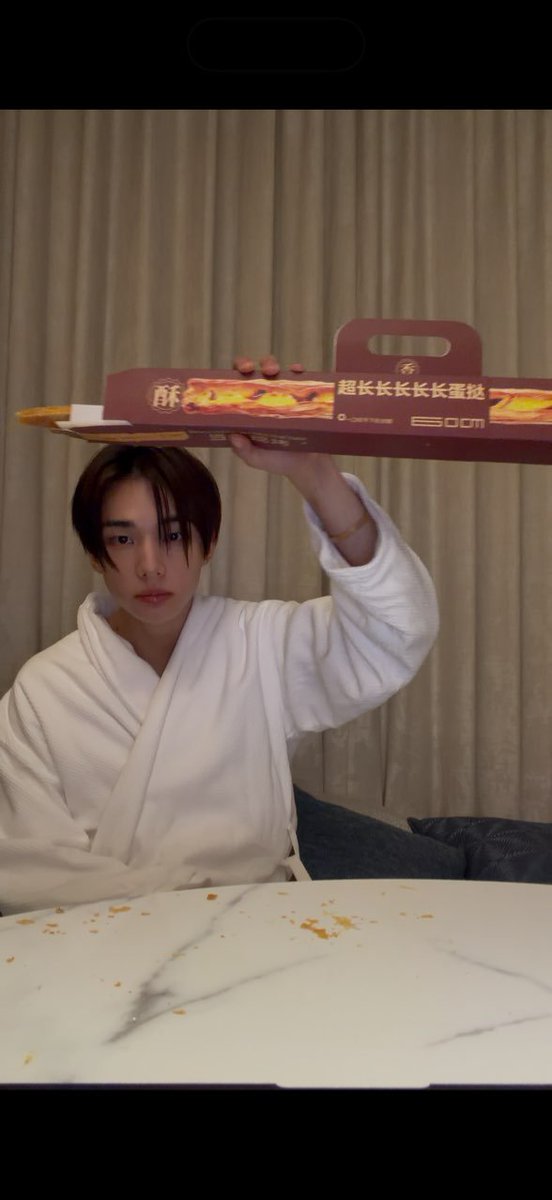 rsvnhj_mee's tweet photo. เอ็นดูน้องยอนจินกินทาร์ตไข่ยาว 60 cm เศษหกเต็มโต๊ะเลย🤣🤣 https://t.co/LEUb3fh96o