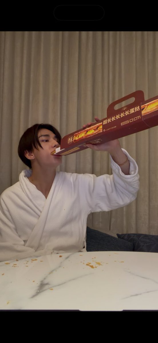 rsvnhj_mee's tweet photo. เอ็นดูน้องยอนจินกินทาร์ตไข่ยาว 60 cm เศษหกเต็มโต๊ะเลย🤣🤣 https://t.co/LEUb3fh96o