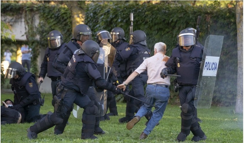 Lamorteratres's tweet photo. A VITO QUILES @policia DE CUALQUIER LUGAR DE ESPAÑA LE ESCOLTA Y ACOMPAÑA A LUGAR SEGURO CUANDO TODOS LOS DÍAS SE DEDICA A PROVOCAR INCIDENTES Y A CREAR ENFRENTAMIENTO ENTRE LOS ESPAÑOLES PERO DESPUÉS A UN SEÑOR MAYOR EN UNA MANIFESTACIÓN PACIFICA Y AUTORIZADA LE TUMBAN A PALOS. https://t.co/bqriBxUYV8