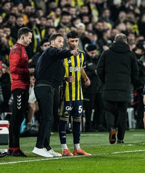 fenerlimete09's tweet photo. Teknik direktör görün,,
Hepsi mutluydu.... https://t.co/6F8zH9UbyH