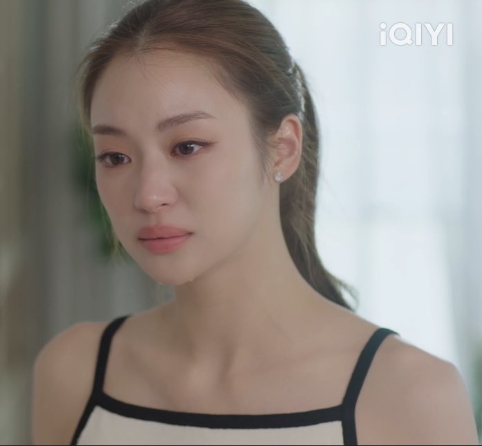 poloniumaconite's tweet photo. Cảm nhận sau khi xem từ ep1 đến ep6 Pls love ( để ep7 sang một chương khác).

Tại sao bi kịch lại tồn tại? Có lẽ bởi con người luôn mang trong mình những nỗi đau chưa được chữa lành, những tiếc nuối không thể bù đắp và những mất mát chẳng biết phải làm sao để chấp nhận. Peem có nỗi đau và những khúc mắc của riêng mình, nhưng khi để cơn giận cùng những nghi ngờ che lấp lý trí, cô đã vô tình biến những tổn thương trong lòng thành vết thương dành cho Parn. Còn Parn, đằng sau sự im lặng và những điều không thể nói thành lời, cũng mang theo những gánh nặng mà không phải ai cũng có thể thấu hiểu. Hai con người, mỗi người đều có nỗi khổ riêng, nhưng lại chẳng thể tìm được cách để thực sự hiểu nhau. Người này đau lòng vì những điều mình tin là sự thật, người kia tổn thương vì những điều không thể giãi bày; cứ thế, những hiểu lầm chồng chất, những lời trách móc nối tiếp, đẩy họ ngày càng xa nhau.

Điều đáng buồn là đôi khi, người ta không làm tổn thương nhau vì đã hết yêu, mà bởi chính những tổn thương của bản thân khiến họ không còn biết cách yêu thương một cách đúng đắn. Peem có thể tức giận, có thể oán trách, nhưng đằng sau cơn giận ấy là những cảm xúc chưa được giải quyết; Parn có thể im lặng, có thể chịu đựng, nhưng sự im lặng ấy cũng không thể khiến mọi chuyện tự nhiên trở nên tốt đẹp. Khi nỗi đau không được gọi tên, nó biến thành giận dữ; khi tiếc thương không tìm được lối thoát, nó hóa thành oán hận. Và rồi, những người vốn đã đau khổ lại tiếp tục khiến nhau đau khổ, mắc kẹt trong một vòng luẩn quẩn mà chẳng ai thực sự chiến thắng.

Có lẽ bi kịch không chỉ nằm ở những gì Peem và Parn đã phải trải qua, mà còn ở cách những tổn thương ấy dần thay đổi họ và mối quan hệ giữa họ. Bởi suy cho cùng, hiểu được nguyên nhân của một nỗi đau không có nghĩa là nỗi đau ấy sẽ biến mất, cũng như biết được sự thật không thể khiến những tổn thương đã gây ra trở thành chưa từng tồn tại. “Đôi khi, điều khiến người ta đau đớn nhất không phải là mất đi một người, mà là nhận ra chính cơn giận, sự cố chấp và những nỗi đau chưa được chữa lành đã đẩy người ấy ra xa mình”. 

Và đó cũng là lúc bi kịch thực sự bắt đầu:  Khi con người mải tìm kiếm một người để trút giận, mà quên mất rằng điều họ cần nhất có lẽ là học cách đối diện với nỗi đau của chính mình.

LENAMIU PLS LOVE EP6
#PIsLoveรักได้ไหมEP6