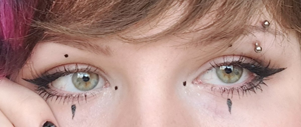 DearestCrowleaf's tweet photo. Adding random bullshit to my eye makeup is the highlight og my life. Yes I will put random dots on my face https://t.co/yHssIjcbAI