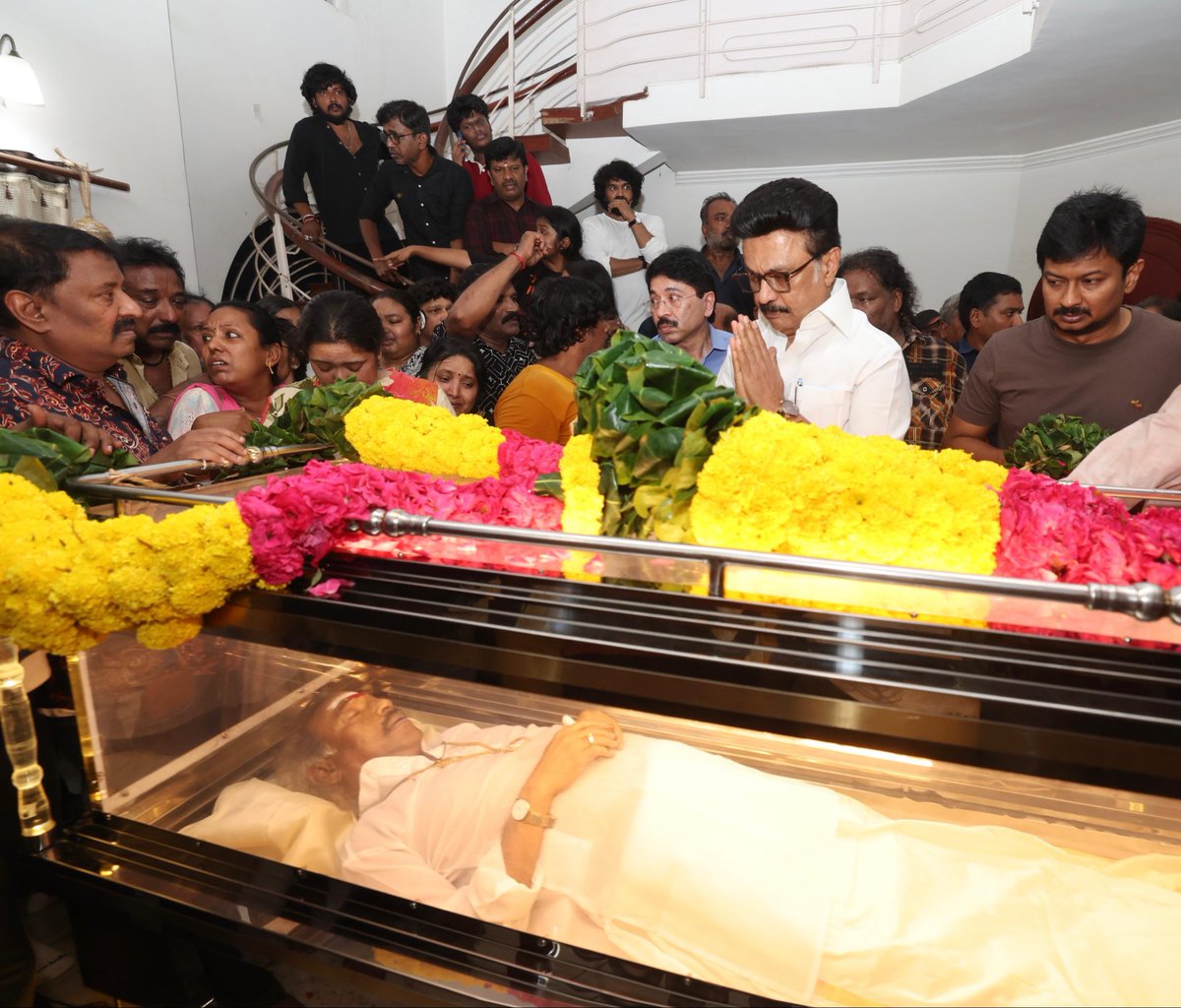 Udhaystalin's tweet photo. தமிழ்த்திரையுலகின் முன்னணி இசை அமைப்பாளராக திகழ்ந்த தேனிசை தென்றல் தேவா அவர்கள் உடல்நலக்குறைவால் மரணமடைந்த செய்தி கேட்டு வருந்தினோம்.

கழகத்தலைவர் @mkstalin அவர்களுடன், தேவா அவர்களின் இல்லம் சென்று மறைந்த அவரது திருவுடலுக்கு மாலை அணிவித்து மரியாதைச் செலுத்தினோம். சகோதரர் ஸ்ரீகாந்த் தேவா உட்பட அவருடைய குடும்பத்தாருக்கு ஆறுதலையும் - இரங்கலையும் தெரிவித்தோம்.

இசை அமைப்பாளராக மட்டுமின்றி பாடகர் - பாடலாசிரியர் என்று பல்வேறு துறைகளில் சாதித்தவர்.

சென்னையின் கானா பாடல்களுக்கு உலக அளவிலான முகவரியை தந்த தேவா அவர்களின் தேனிசை என்றும் மக்கள் மனதில் நிலைத்திருக்கும். #Deva