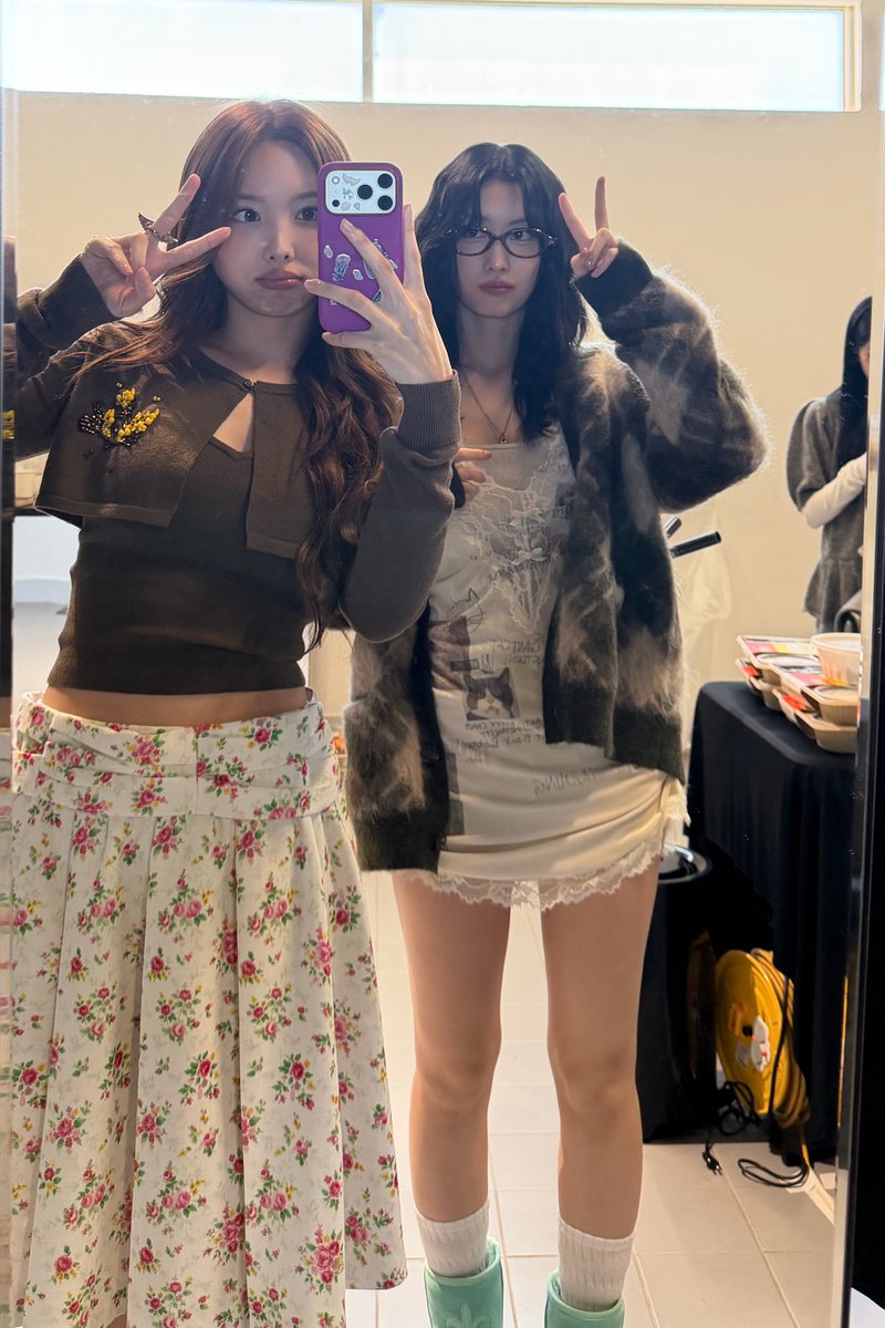 godmitzu's tweet photo. NAYEON AND MOMO https://t.co/VrDZYB2EwR