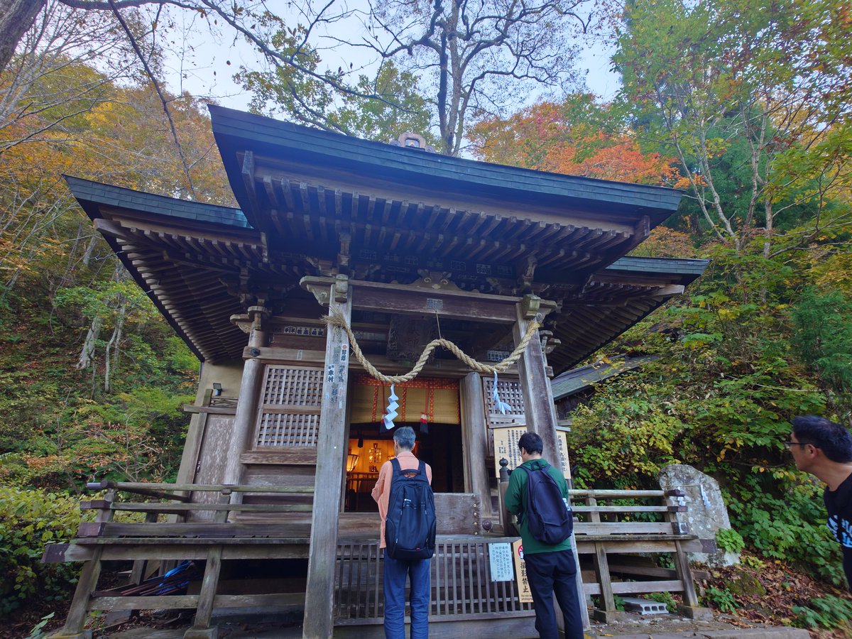0322Shirogoma's tweet photo. 戸隠の方まで行けば紅葉！ https://t.co/uj7AtCjsPL