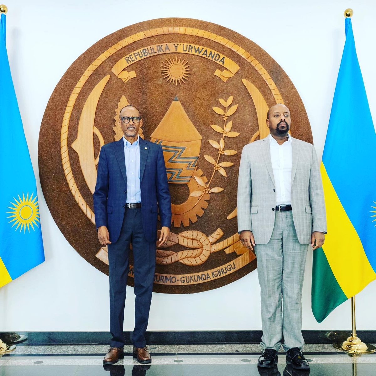 Inyarwandacom's tweet photo. Umugaba mukuru w’ingabo za Uganda, Gen Muhoozi Kainerugaba yashimiye Perezida Kagame n’u Rwanda kubwo kugera ku masezerano yo kwakira Formula 1 nyuma y’imyaka 33 itabera muri Africa.

#inyarwanda #inyarwandanews #inyarwandatrends https://t.co/LpFutUpTGn