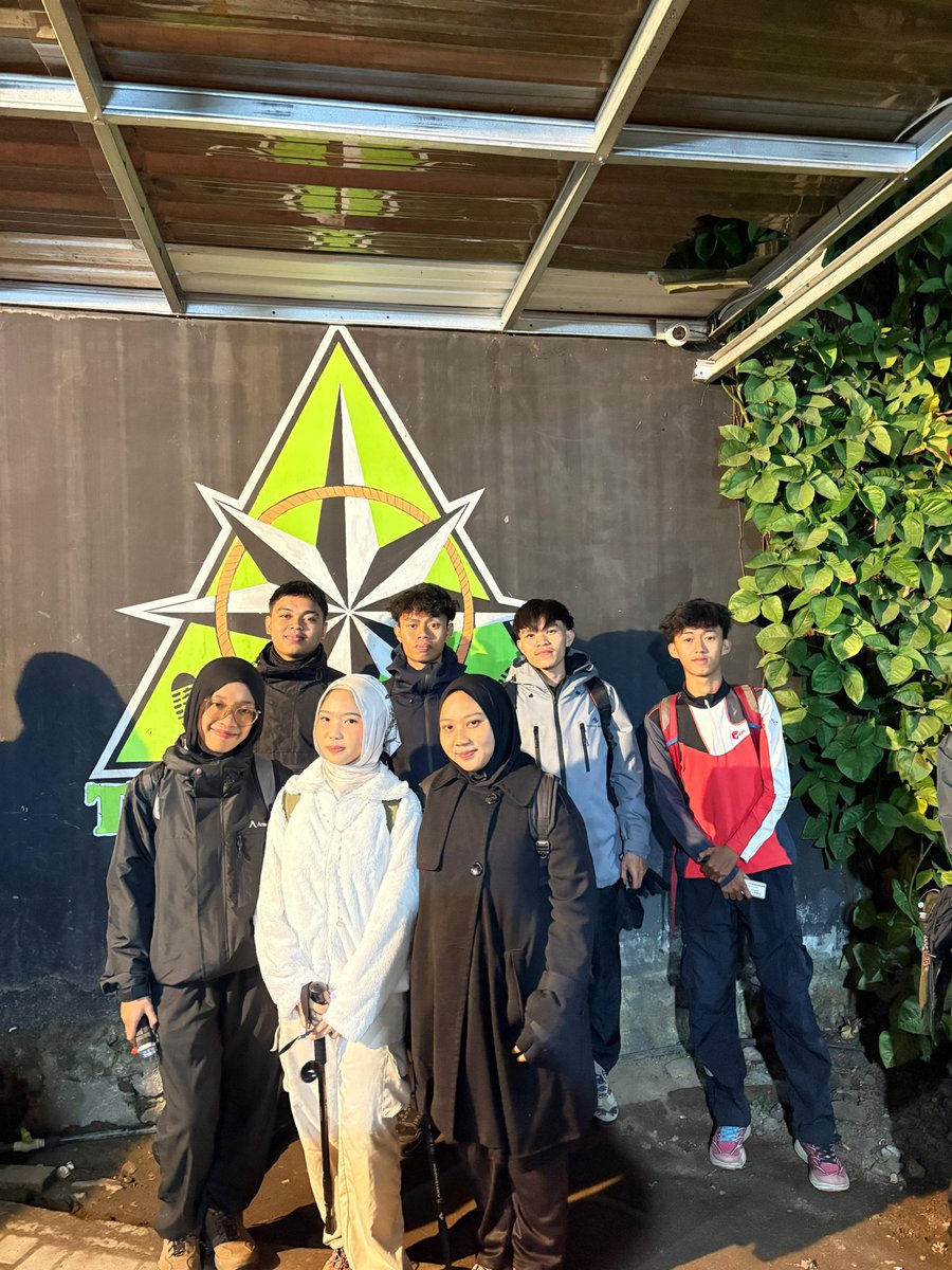 unpaddict's tweet photo. top 1 garut, cikuray. sumpaaahhh track cikuray gila edan, cukup sekali dah jujur. mana pas waktu di atas panas pollll, tektokin cikuray pp keknya ada 14 jam 🤡 tp mau gmn pun, aku bangga pernah mendaki gn cikuray 🥹🫰🏻 https://t.co/l4O8uXc3qv