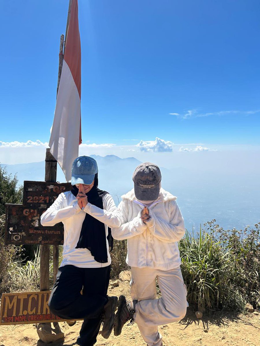 unpaddict's tweet photo. top 1 garut, cikuray. sumpaaahhh track cikuray gila edan, cukup sekali dah jujur. mana pas waktu di atas panas pollll, tektokin cikuray pp keknya ada 14 jam 🤡 tp mau gmn pun, aku bangga pernah mendaki gn cikuray 🥹🫰🏻 https://t.co/l4O8uXc3qv