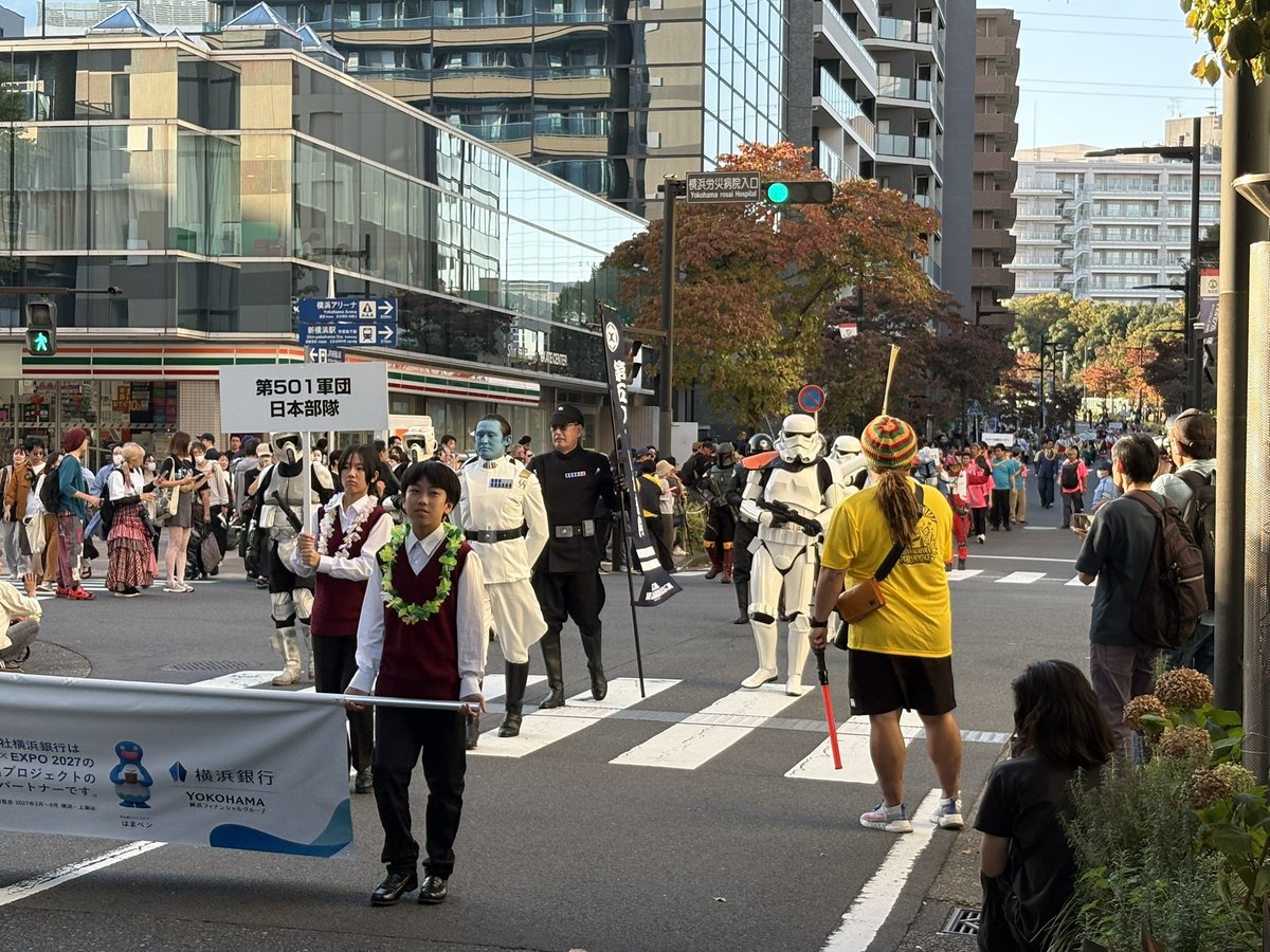 weapon_sc's tweet photo. 今日は、新横浜で、横浜市のパレードに出る501部隊を見てきました。見た瞬間こんなとこまで来て俺はアホだ、と思いましたが、有名キャラ勢揃いでとっても良かったです。ストームトルーパーも良い汚れ具合でした。 https://t.co/l9aoxmoQcx