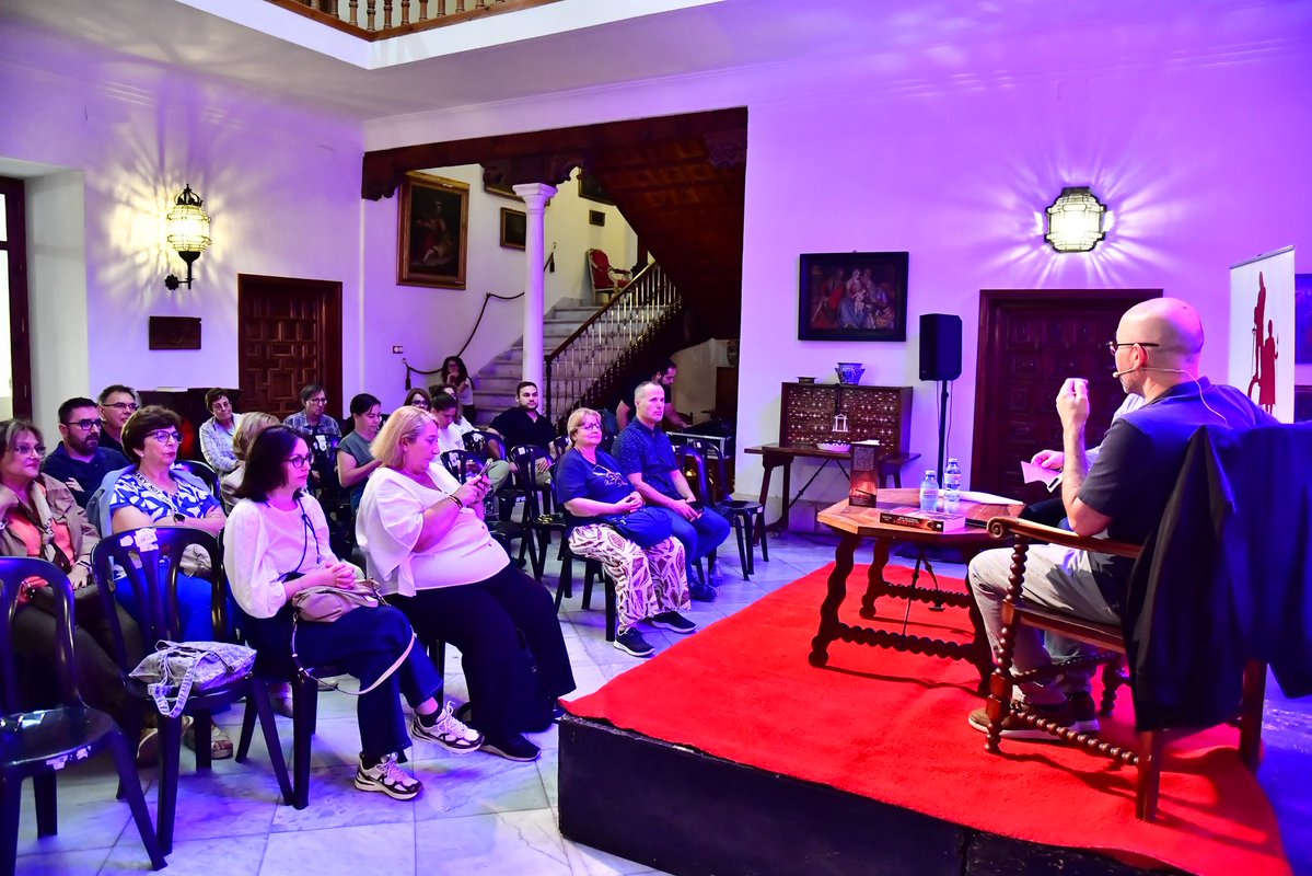 CINHDe's tweet photo. 📚 El #CINH2026 continúa su programación con la presentación de Fuego y bronce. Una epopeya de los pueblos del mar, de Luis Villalón.

⚔️ La novela nos traslada hasta el año 1200 a. C., en un momento decisivo de la Antigüedad. https://t.co/rESFTIq7rp