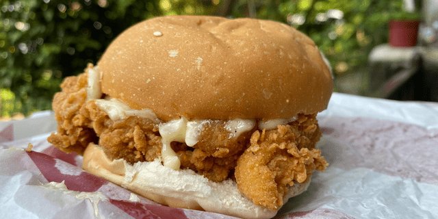istromboli's tweet photo. ano thoughts niyo sa burger ng dokito? HAHAHAHAHAHA https://t.co/wHR0PdYJja