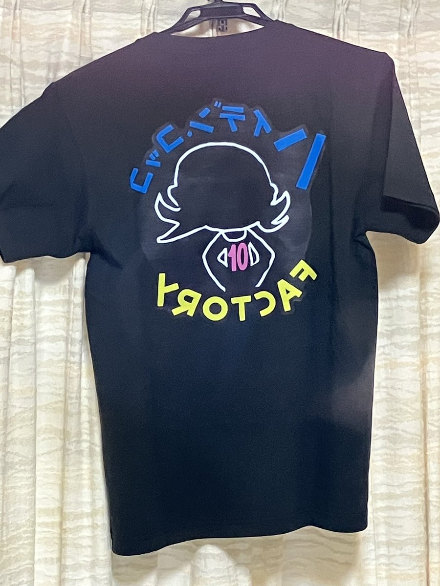 yuna_grimms's tweet photo. 10周年記念Tシャツかわいい！
明日着ていくか迷う……
特典カードもステッカーがラミネートされてていい感じ。てかこれ注文者人数分ラミネート作業したってことですよね？？すげぇ。
1年間お世話になります！ https://t.co/nKCLPJUgG4