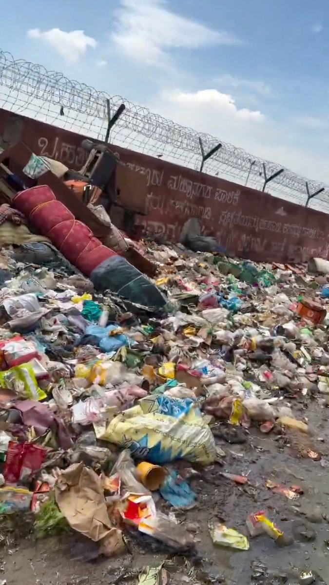 caleb_friesen's tweet photo. Update: in ~10 days, the site is unrecognisable.

Trash has been fully cleared, the wall repainted, and a road curb laid down.

Footpath is also being built now.

Incredible work GBA (@GBA_office), Virendra Suryawanshi (@Virendra0698), Arun Pai (@arunpaiblrwalks) and team. https://t.co/qnIeJei8Td