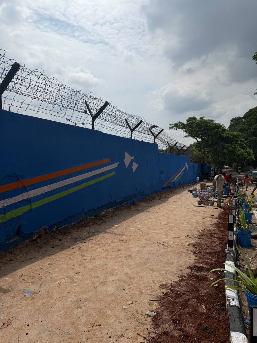 caleb_friesen's tweet photo. Update: in ~10 days, the site is unrecognisable.

Trash has been fully cleared, the wall repainted, and a road curb laid down.

Footpath is also being built now.

Incredible work GBA (@GBA_office), Virendra Suryawanshi (@Virendra0698), Arun Pai (@arunpaiblrwalks) and team. https://t.co/qnIeJei8Td