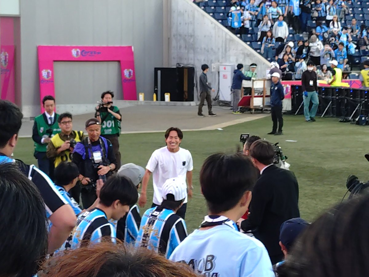 hajimekun88's tweet photo. フロンターレ勝った🙌
ノボリも来た‼️
#frontale 
#フロサポ長居に寄っとこう 
#登里享平 https://t.co/KA9fQd9XwB