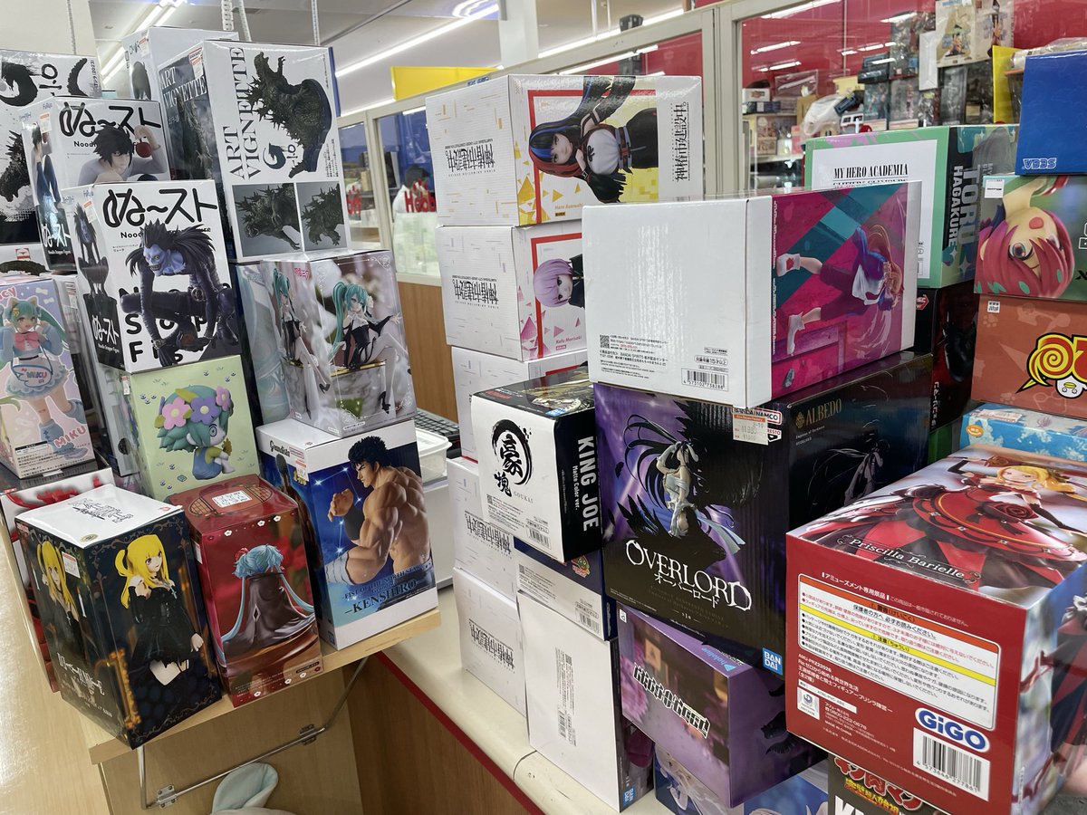 hb_koza's tweet photo. こんばんは🌙#ホビーオフ高座渋谷店 まだまだ営業中です！
#フィギュア をたくさんお持ちいただきました✨レジ横で品出しを待っている子たちです😽
掘り出し物が見つかるかも⁉️👀

#高座渋谷
#ホビーオフ
#フィギュア 
#フィギュア買取 https://t.co/fzaYrz4mJK