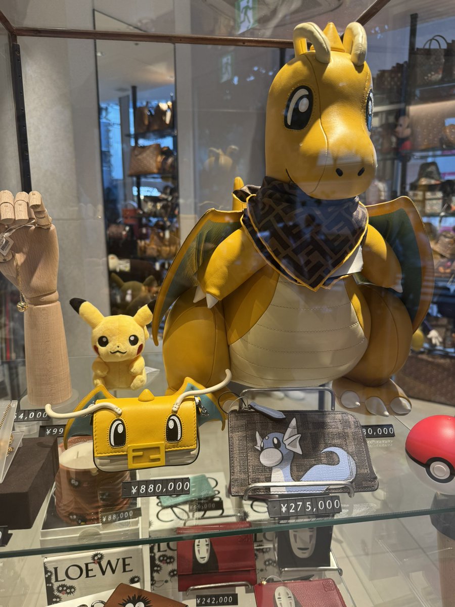 ghjklccc's tweet photo. FENDIのカイリュー売ってた！中古で200万！笑笑 https://t.co/y0ZT3mvgSD
