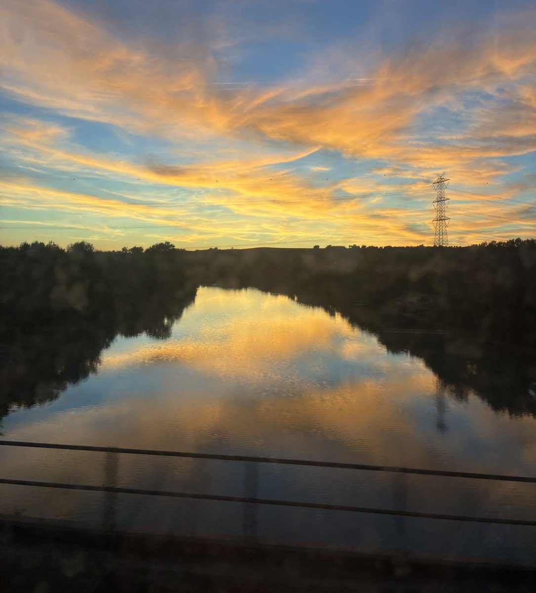 teschiomaschio's tweet photo. Il Tevere dal finestrino del Frecciarossa
#tevere
#finestrino
#treno
#tramonto
#goldenhour https://t.co/kuadhZkxDT