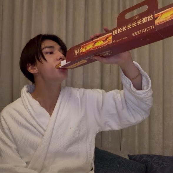 havenfiIm's tweet photo. hyunjin is eating a 60cm long egg tart LMAO https://t.co/r62oKPFuhs